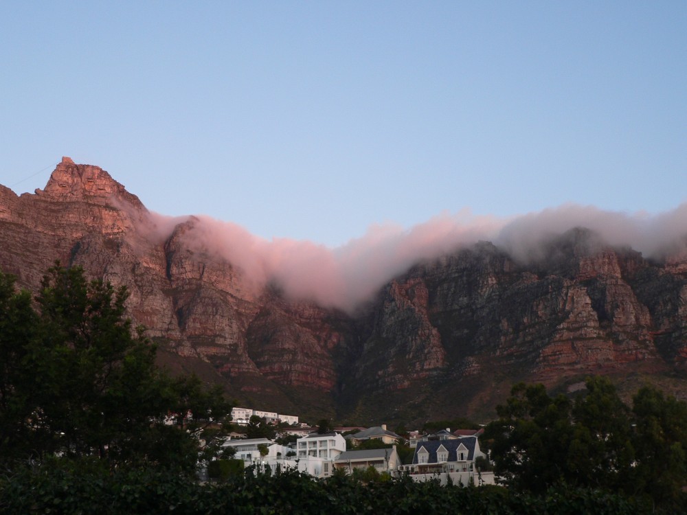 12 Aposteln, Tafelberg Südafrika mit rosa Tischtuch