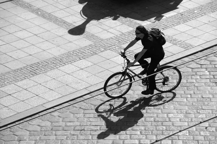 12 h Mittag - der Radfahrer und sein Schatten.