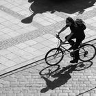 12 h Mittag - der Radfahrer und sein Schatten.