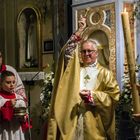 12 - Sabato Santo, aspersione con l'Acqua Santa dal fonte battesimale