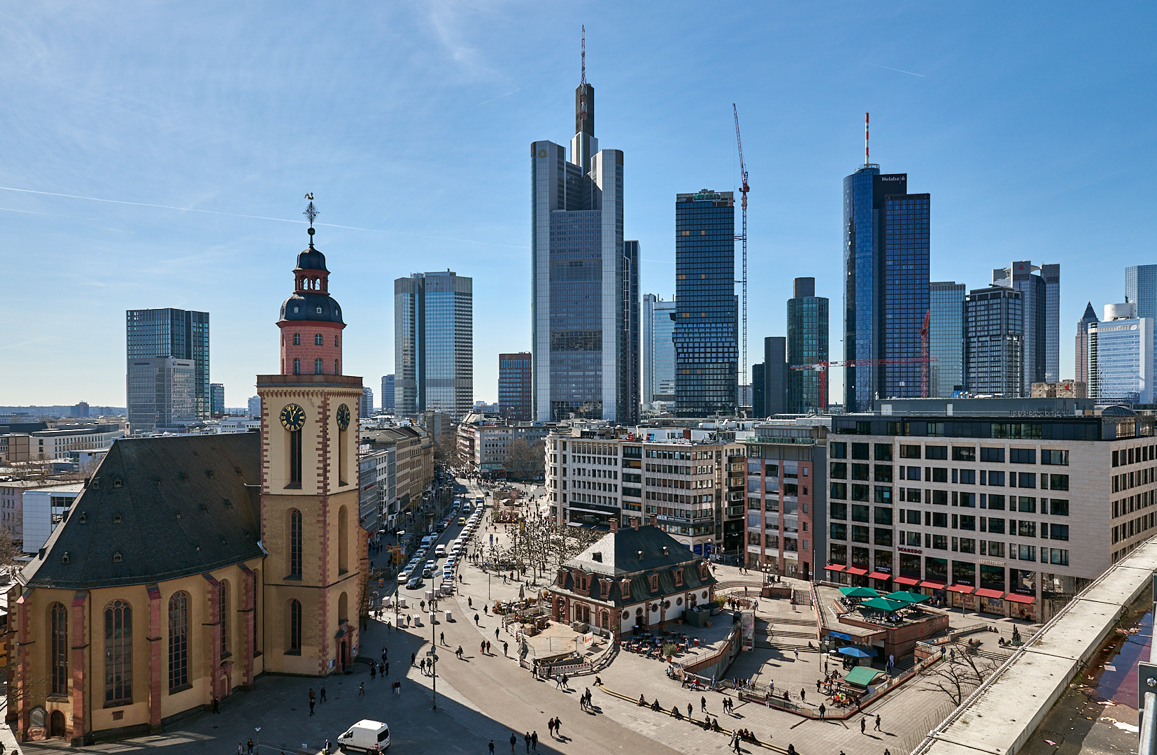 12 Uhr 58, Dachterasse Galeria Kaufhof mit Ausblick auf die Skyline, links im Bild die... 