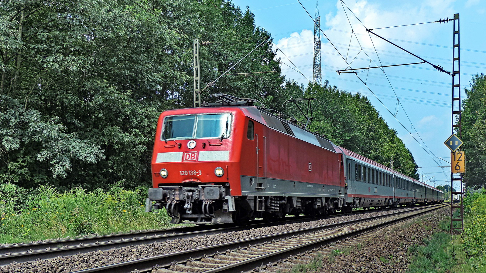 120 138-3 mit Wagen der ÖBB (...sieht etwas mürrisch aus!)