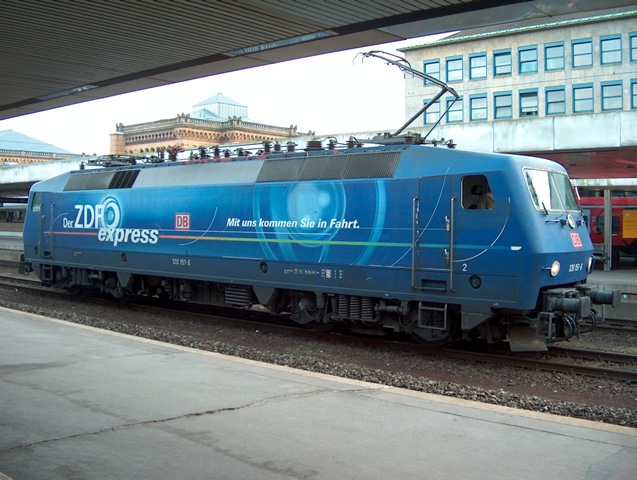 120 151 im Bahnsteigsandwich