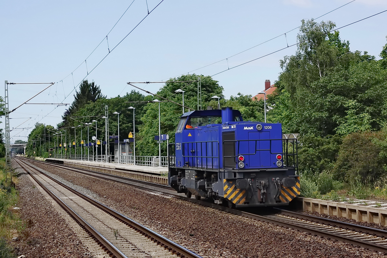 1206 MAK durchfährt den Bahnhof Wolfskehlen