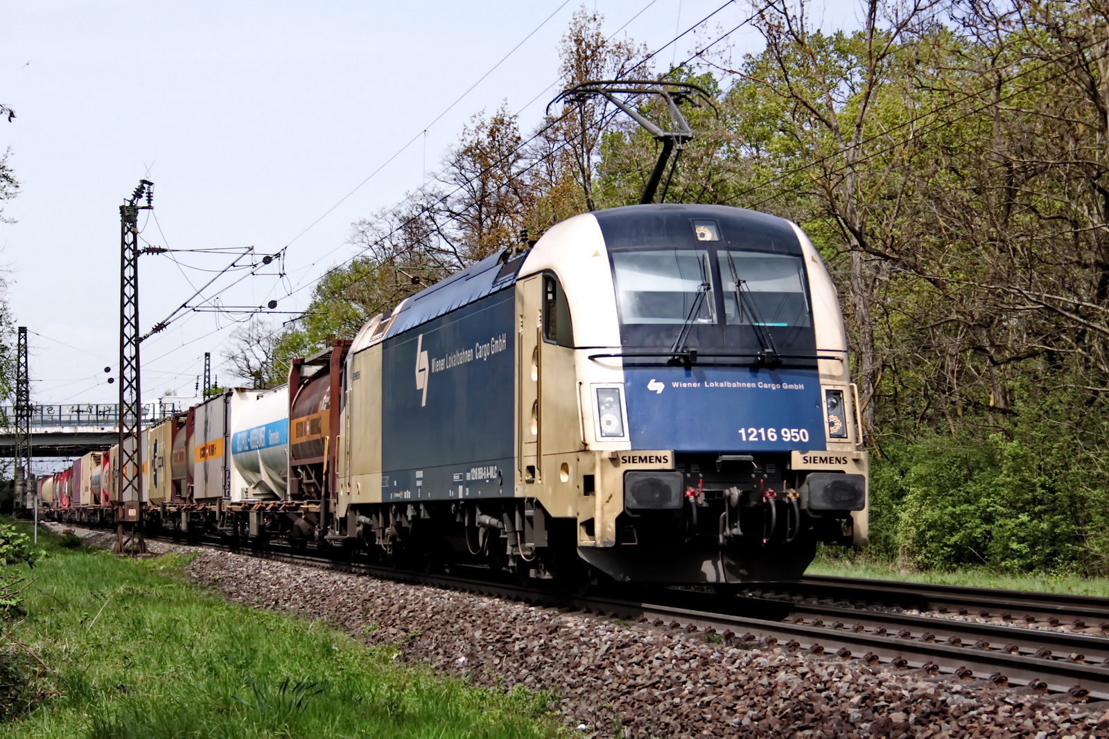 1216 950 Wieder Lokalbahnen Cargo GmbH mit einem gem. Güterzug