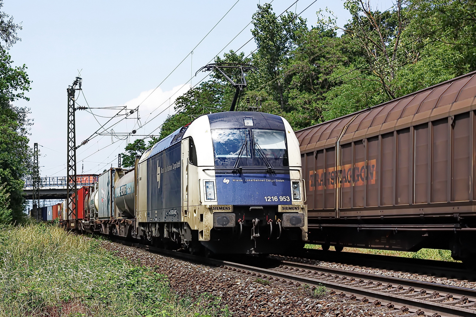 1216 953 - Wiener Lokalbahnen Cargo mit einem gem. Güterzug