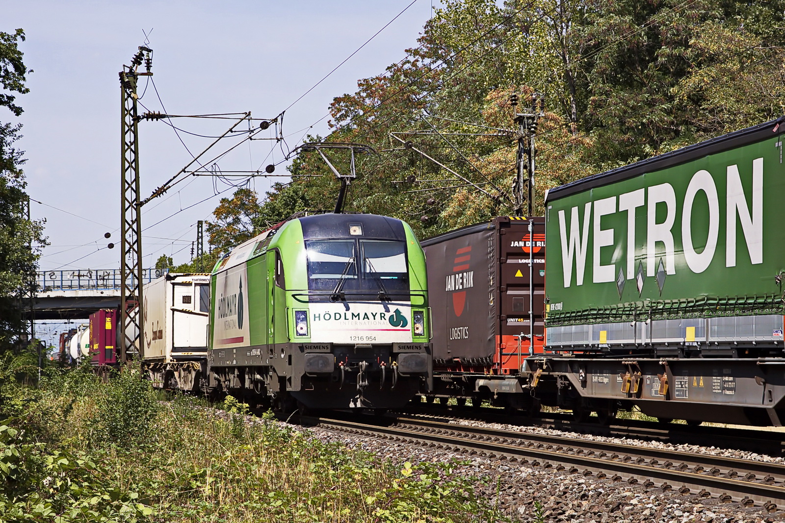 1216 954 Hödlmayr mit einem gem. Güterzug