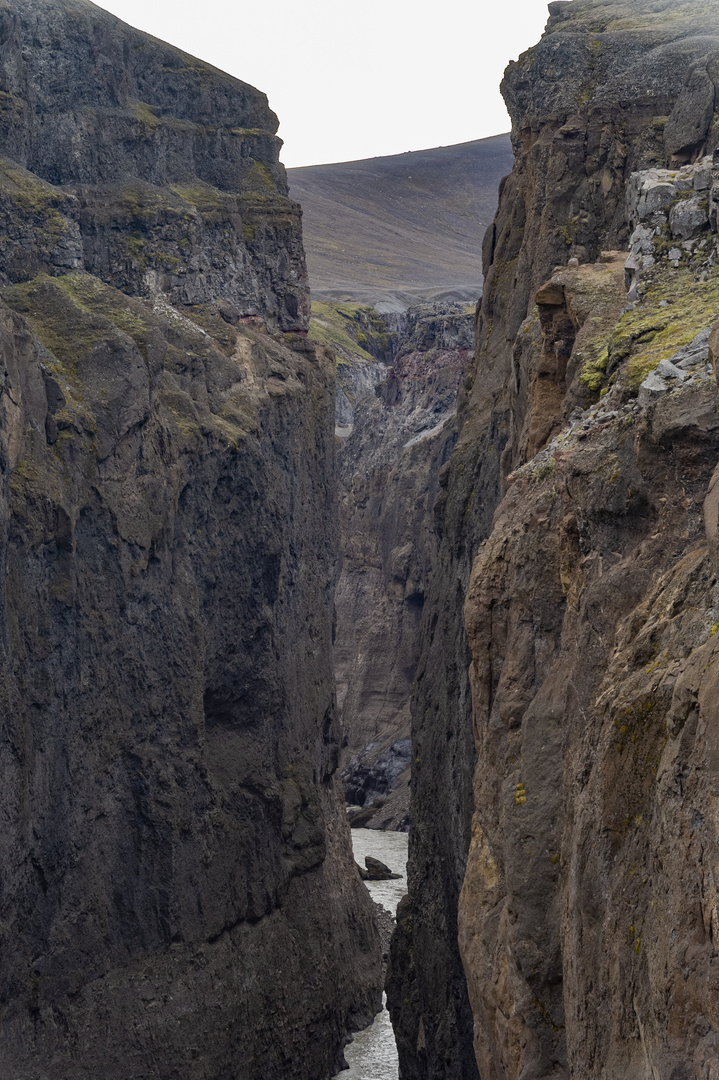 1229 Dunkle Schlucht