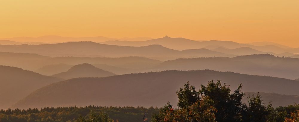 124 km Blick zur Schneekoppe von der Naklerovska vysina...