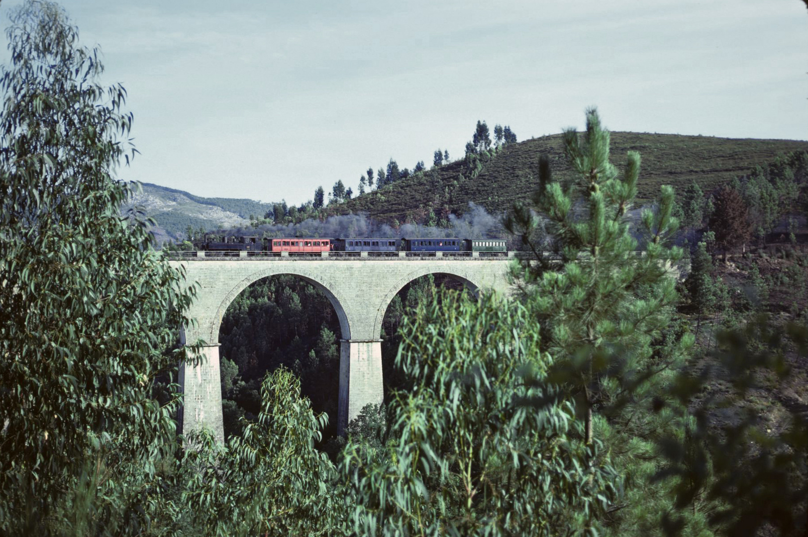 128a-Portugal-1981 Mallet-Lok mit Personenenzug Mirandela nach Tuaem wege von 