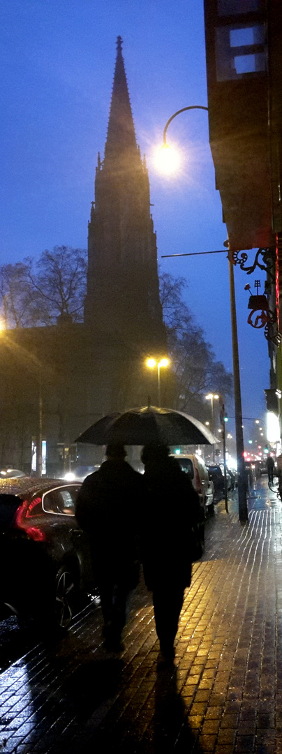 12x32 unter einem regenschirm am spätnachmittag