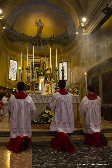 13 - Domenica di Pasqua, Incensazione all'elevazione dell'Ostia consacrata