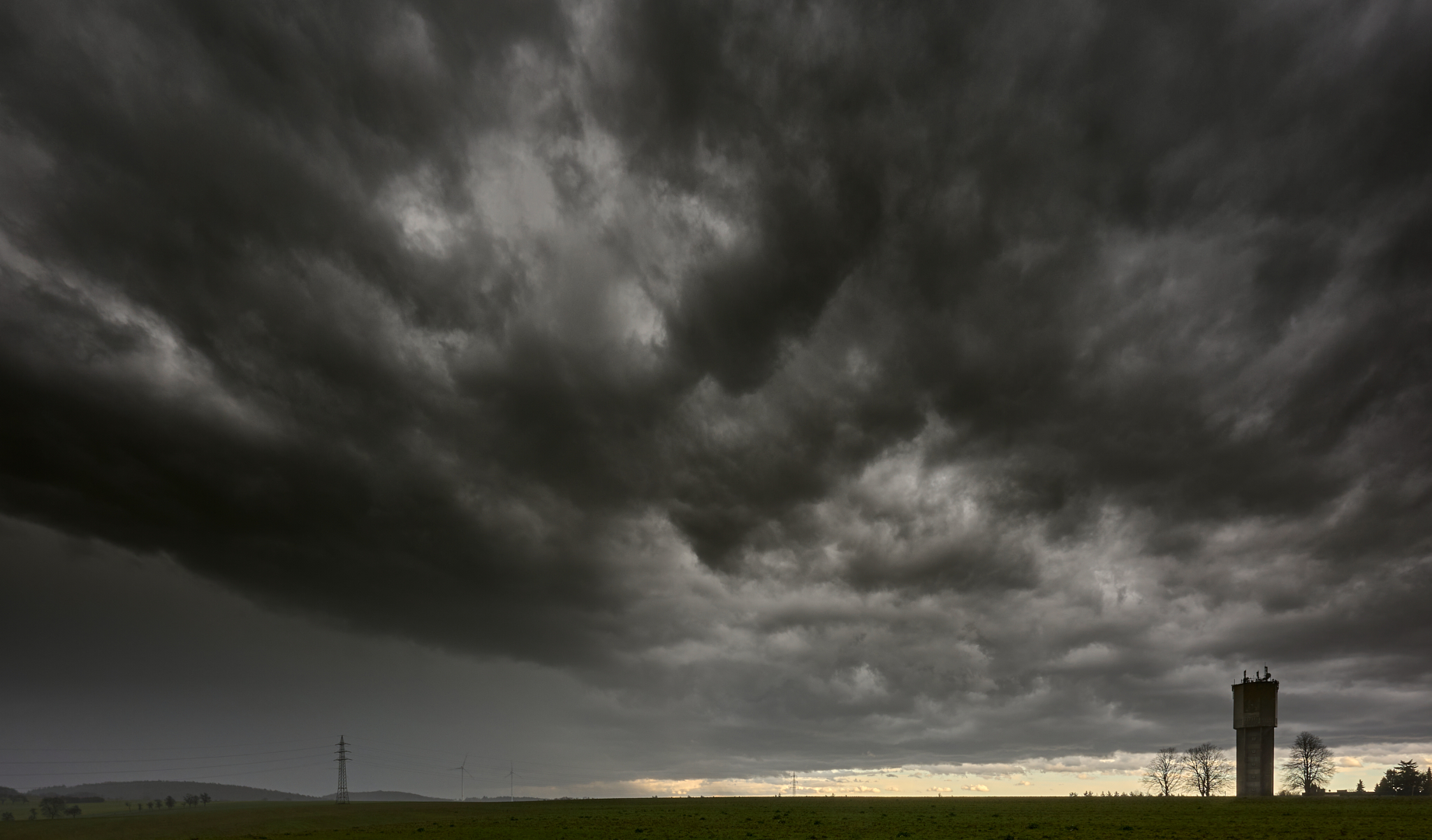 13.03.2023 um 16 Uhr 30, Gewitter mit Alarmstufe Rot wurde angekündigt, das Wolkenbild musste ich...