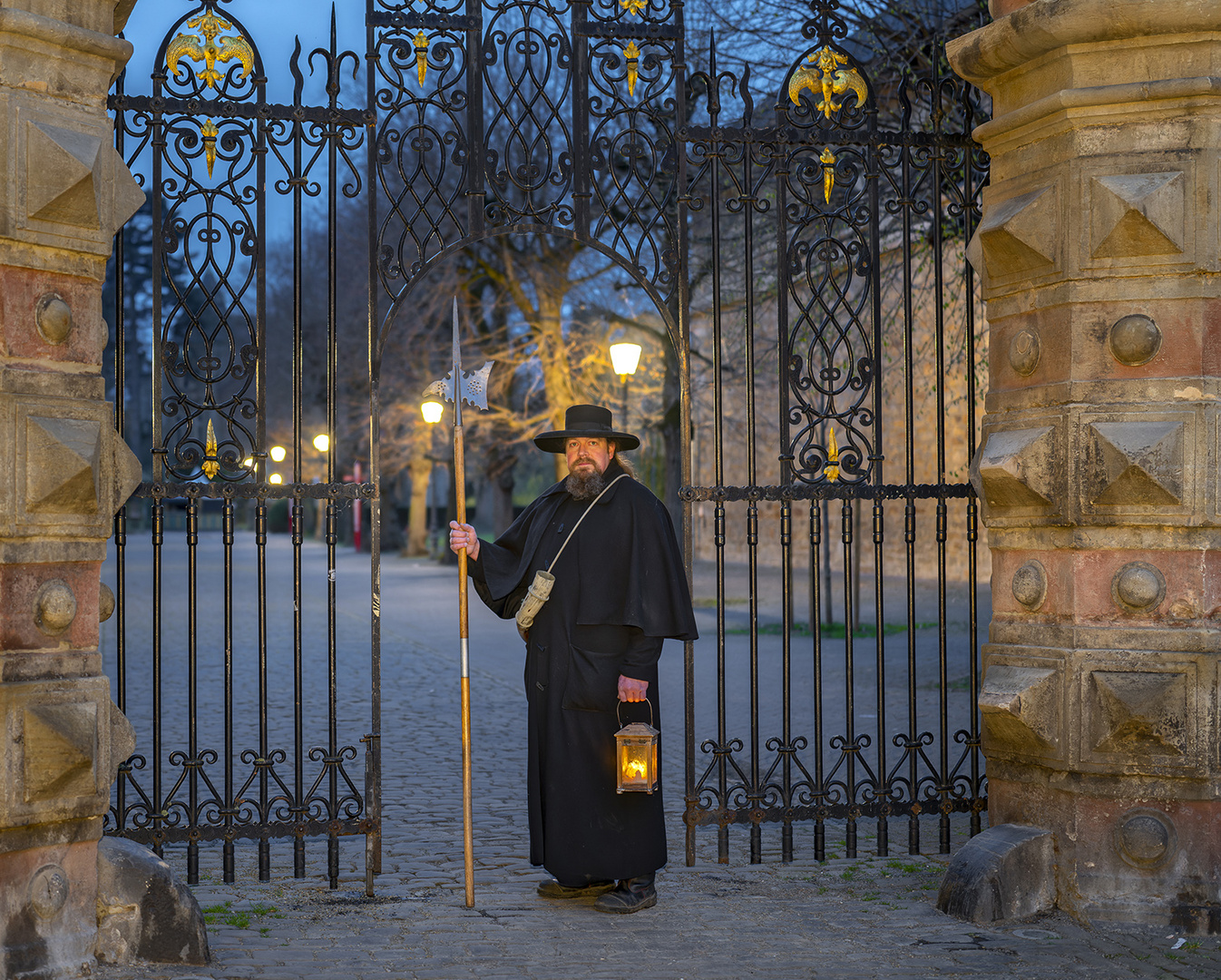 1308T historischer Nachtwächter im Schlosstor Bückeburg Nacht  