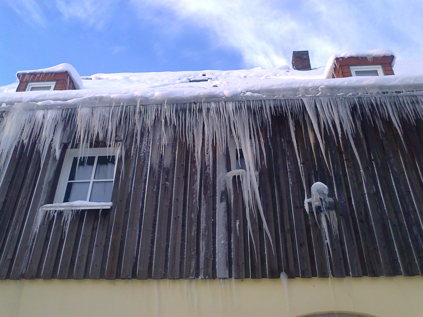 13.12.2012  ARCHIV Eiszapfen am Nachbarhaus