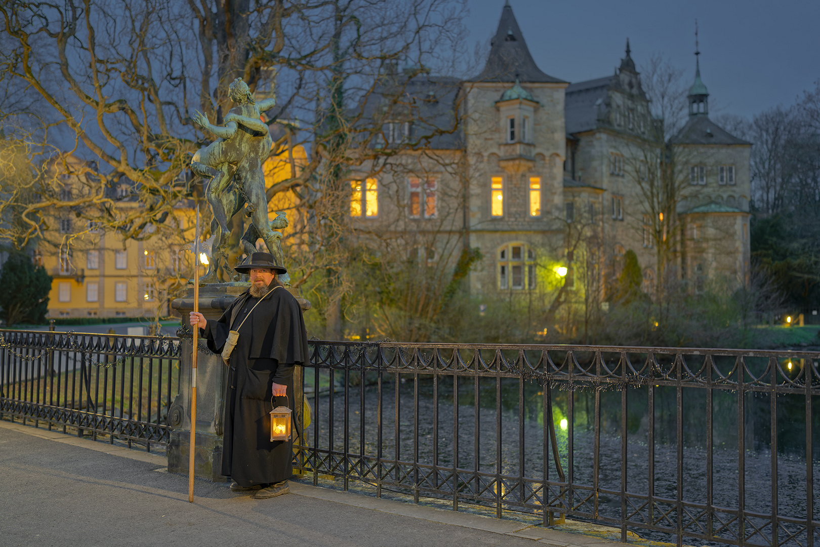 1312T historischer Nachtwächter auf Schlossbrücke vor Schloss Bückeburg Nacht