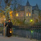 1312T historischer Nachtwächter auf Schlossbrücke vor Schloss Bückeburg Nacht