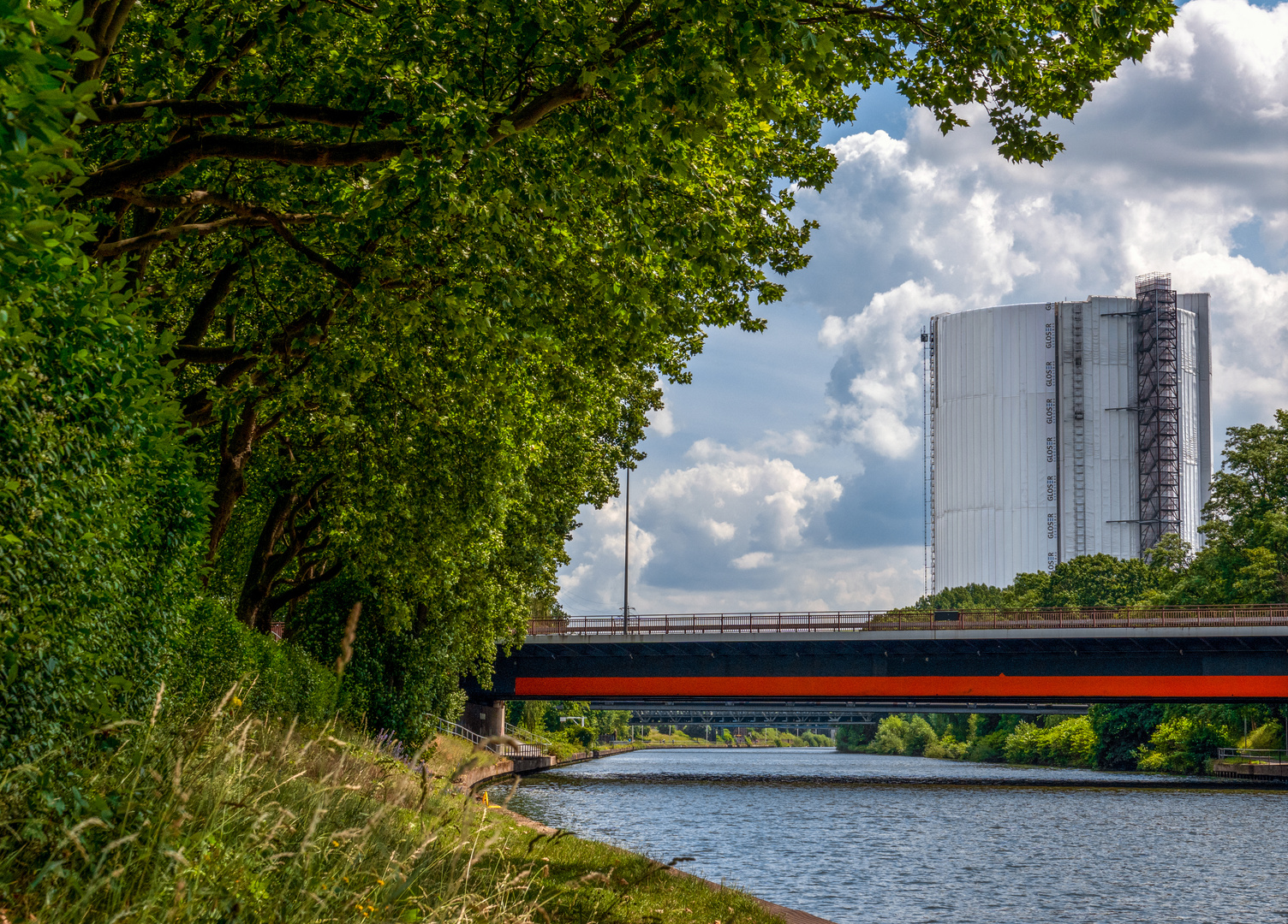 1320 ... verhüllter Gasometer ... 