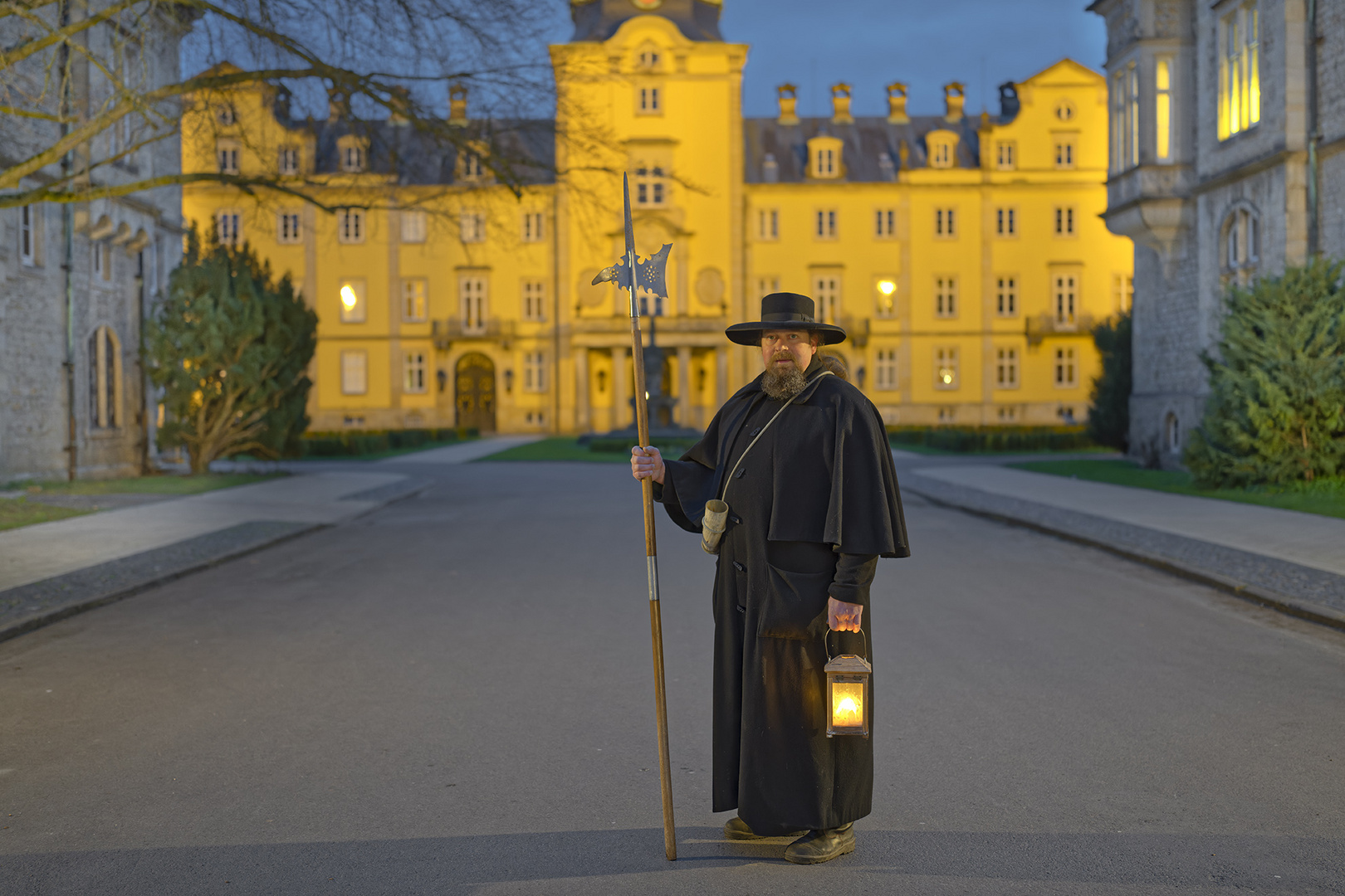 1325T historischer Nachtwächter vor Schloss Bückeburg Nacht