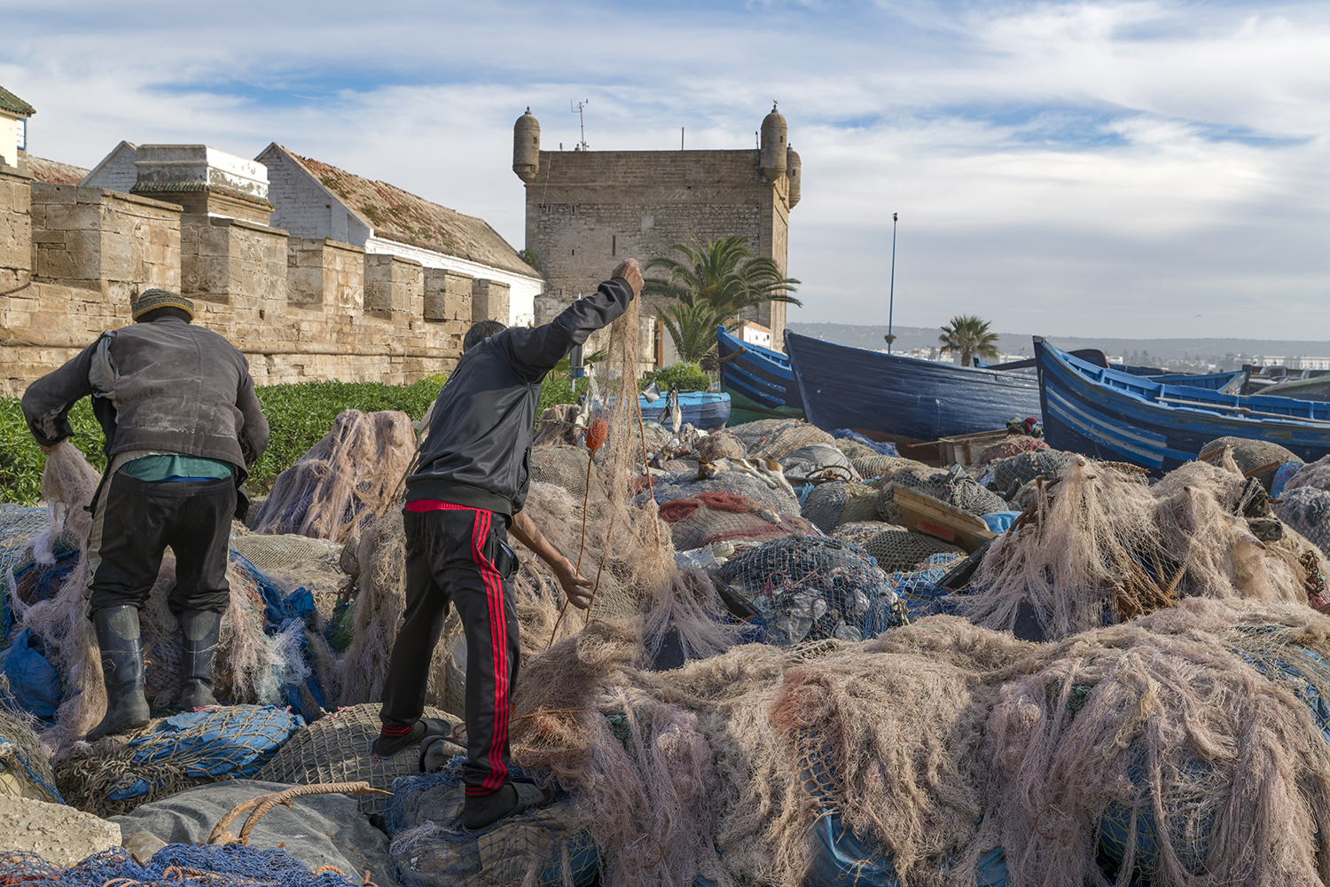 1356R Fischer mit Netzen und Booten in Essaouira Marokko