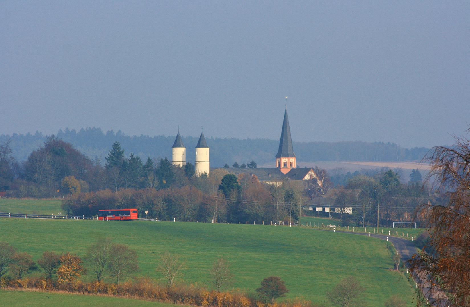 13777 ein roter Bus macht Pause