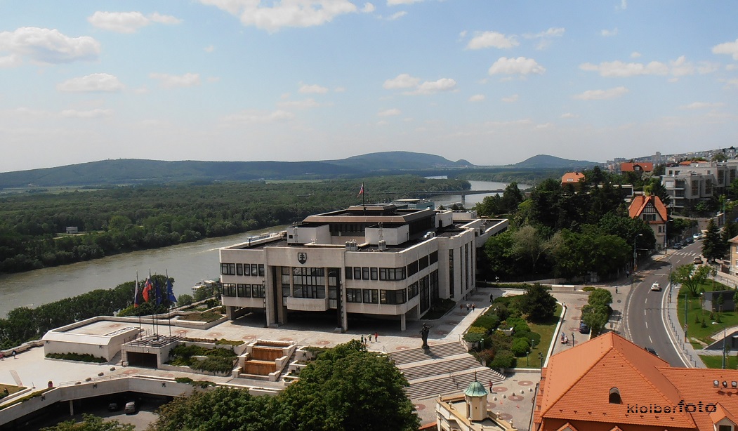 (138) regierungsgebäude (bratislava)