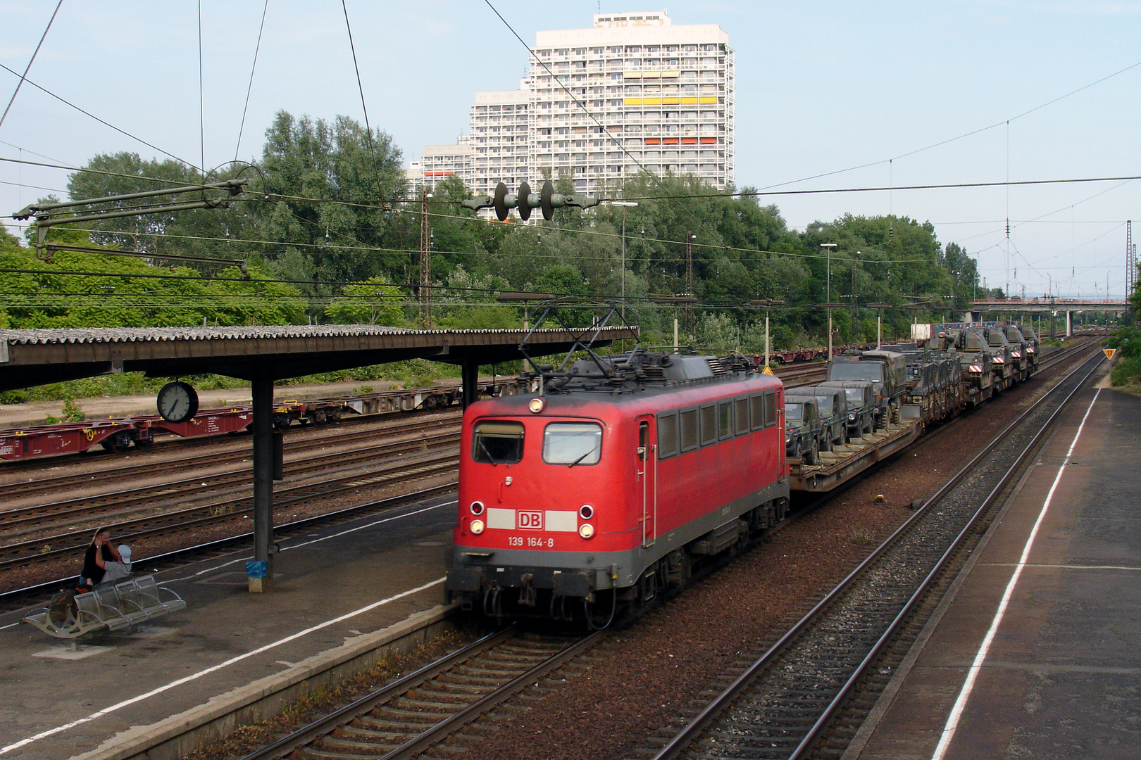 139 164-8 mit Millitärfuhre durch Ludwigshafen Oggersheim