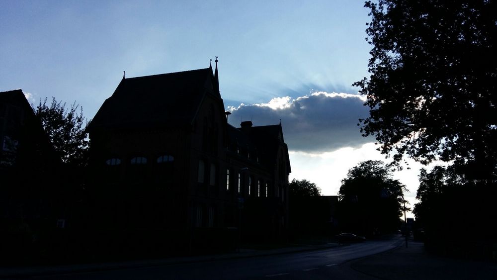 20160815 Die alte Stötzner-Schule im Gegenlicht mit Wolke von Volker Harmgardt