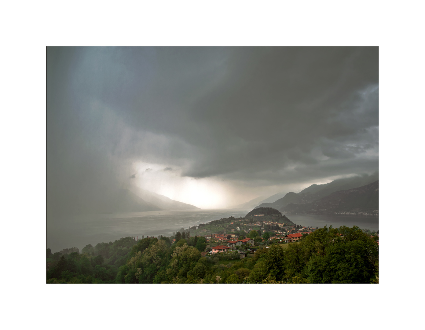 14 H 40 orage sur le lac de Côme