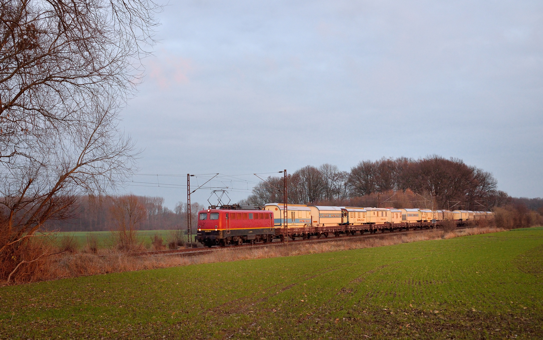140 070-4 --Rail Cargo Carrier-- am 13.12.18 mit Roncalli-Zug bei Welver