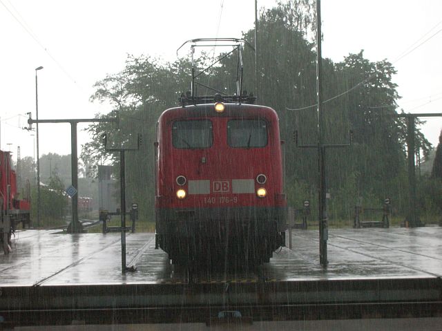 140 176 steht im Regen...