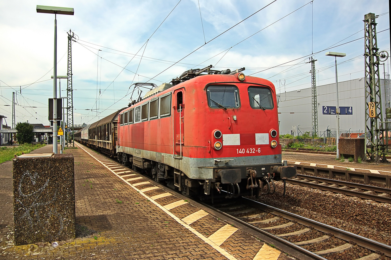 140 432 mit dem "Henkelzug" 