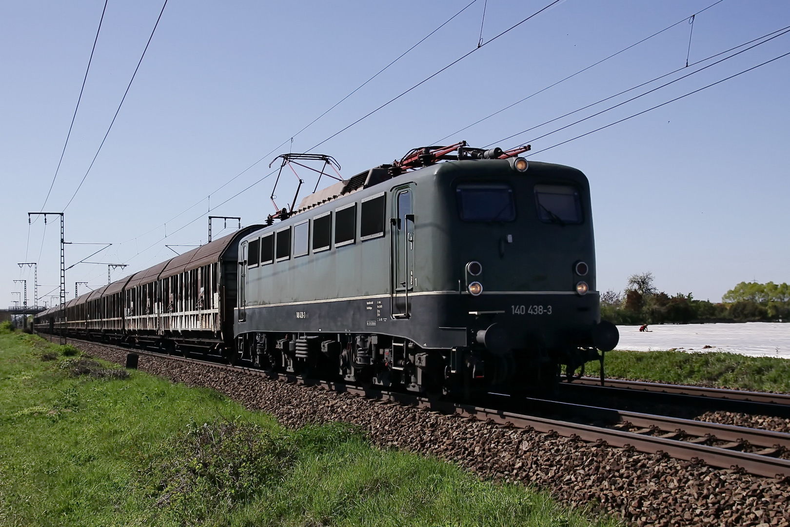 140 438-3 mit einem Ganzzug in Richtung Darmstadt