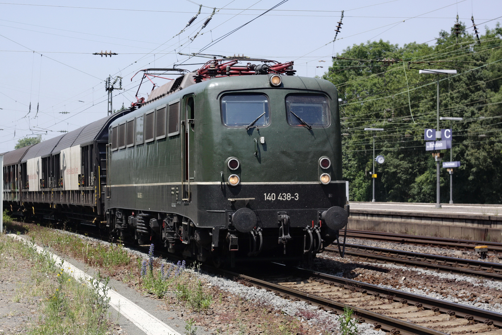 140 438-3 mit ihrem "Henkelzug"