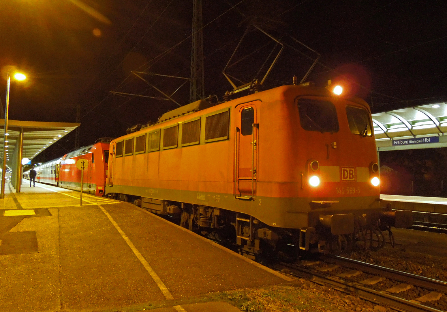 140 569-5 mit CityNightLine 478 Komet in Freiburg