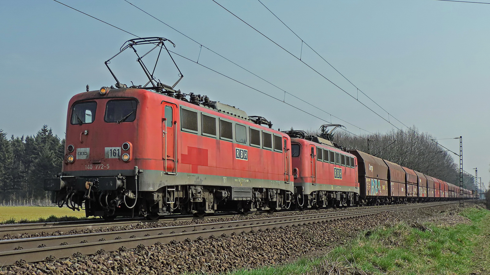 140 772-5 RBH 161 und 140 797-2 RBH 164 gemeinsam vor einem Ganzzug