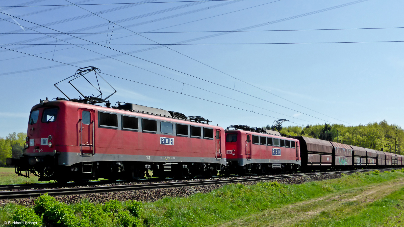 140 772-5 RBH 161 und 140 797-2 RBH 164 vor einem Ganzzug