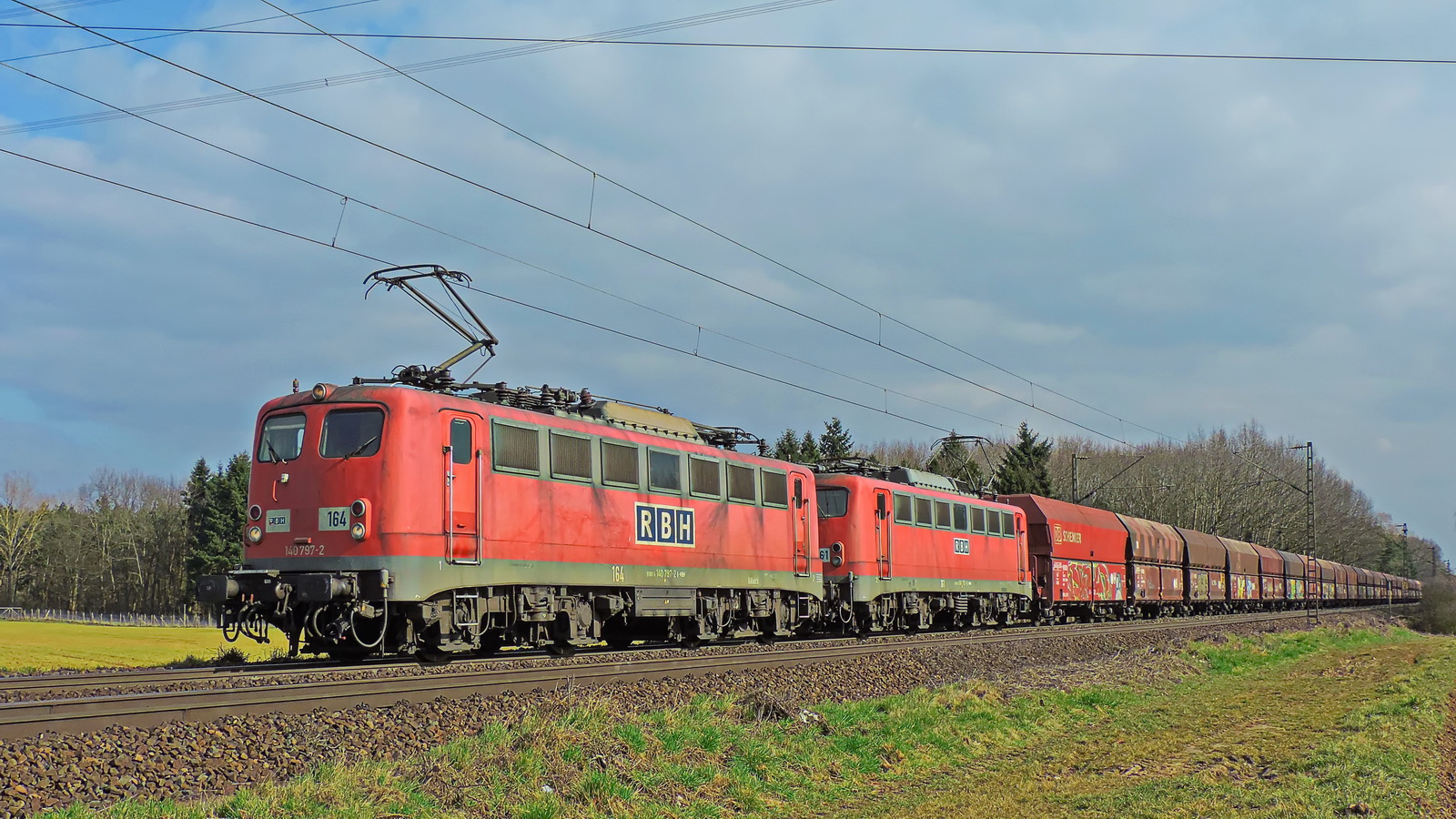 140 797-2 RBH 164 und 140 772-5 RBH 161 gemeinsam vor einem Ganzzug