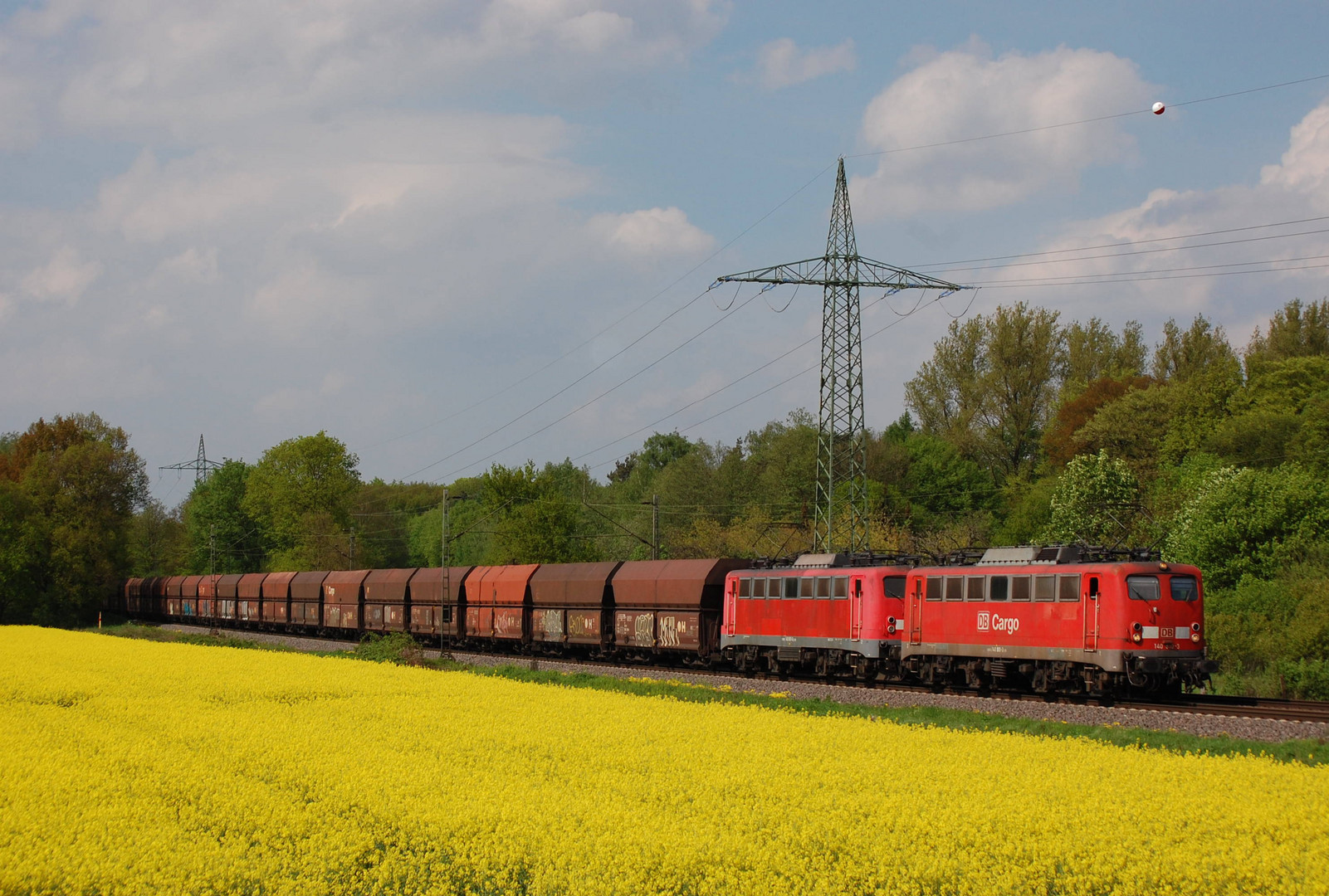 140 810-3+140 851-6 mit einem Kohlezug in Ratingen-Lintorf