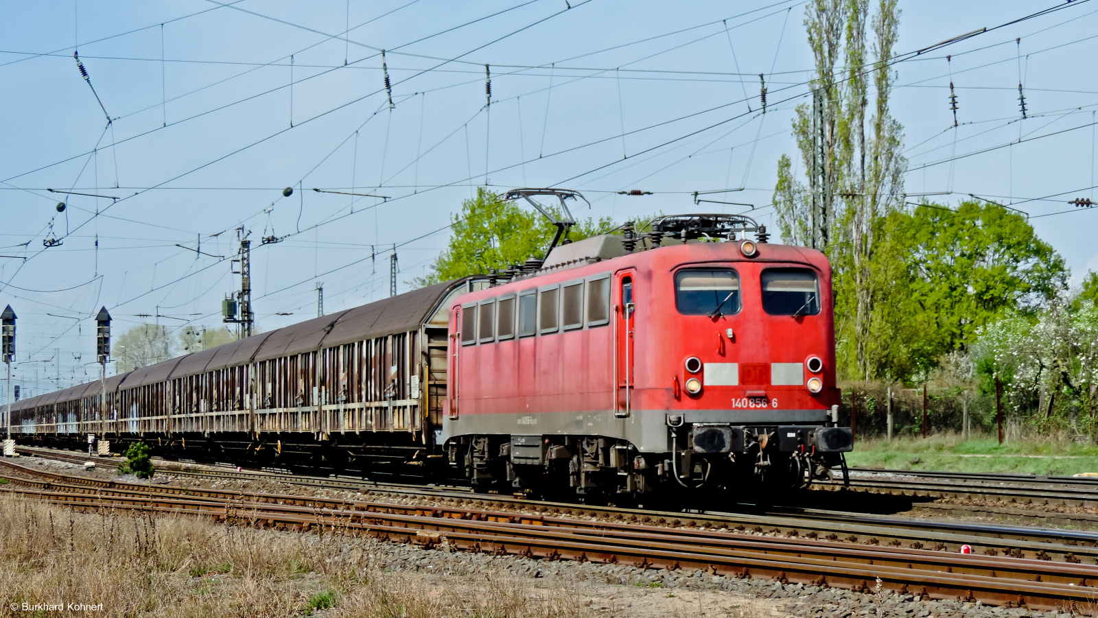 140 856-6 vor einem Ganzzug