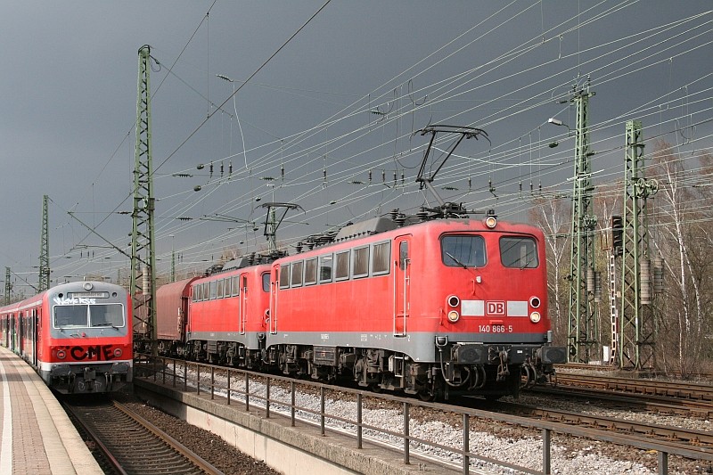 140 866 und eine Schwester flüchten vor dem Gewitter