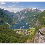 14:00 Uhr: Die MS Midnatsol der Hurtigrute erreicht Geiranger