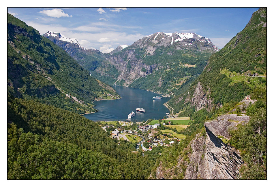 14:00 Uhr: Die MS Midnatsol der Hurtigrute erreicht Geiranger