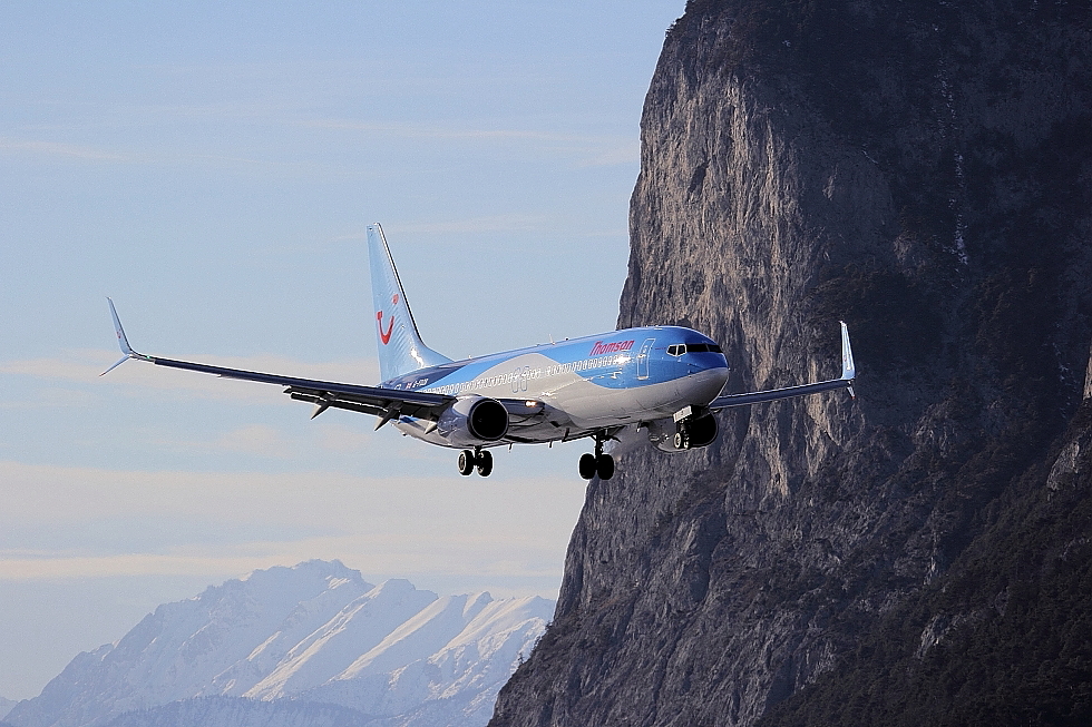 14.02.2014 -Thomson Airways -  Boeing 737 - an der Martinswand - bei Innsbruck