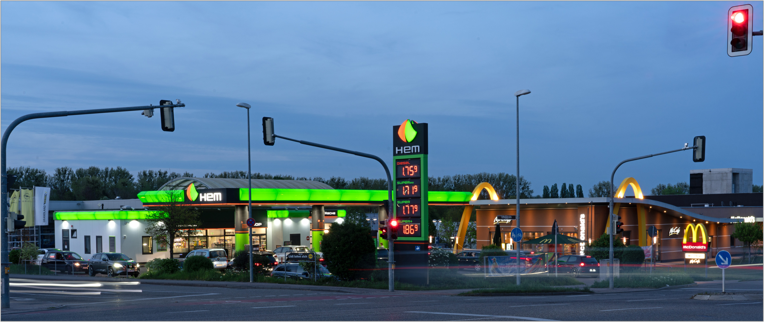 14.04.24 ## Abendstimmung an der Tankstelle ##