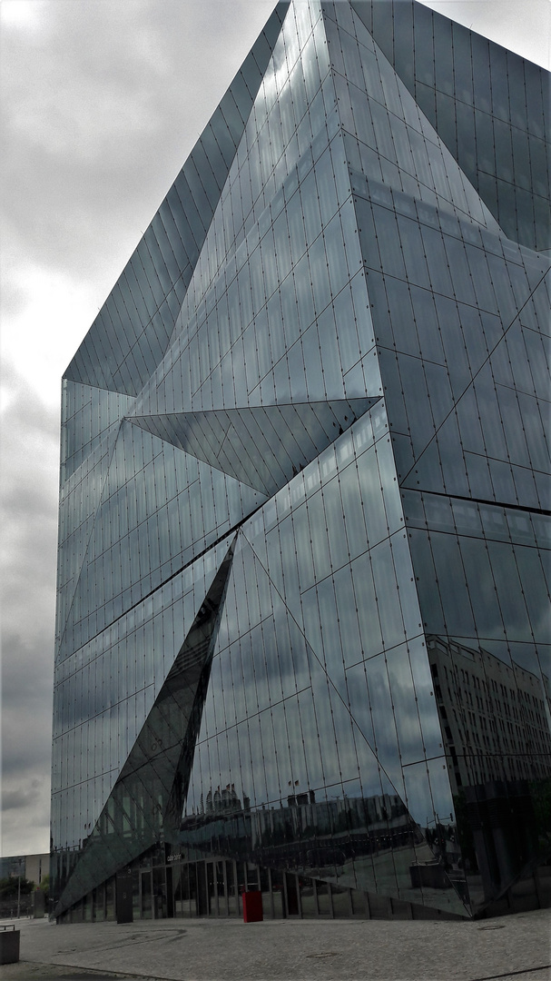 14.06.2020 Spiegeltag : Cube Berlin  Spiegelungen in gefalteter Fassaden