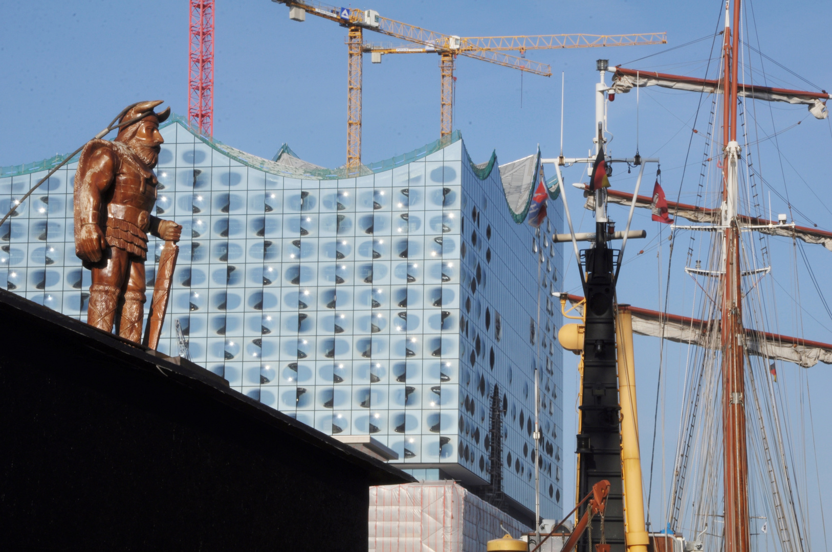 140731 - Krieger vor Elbphilharmonie