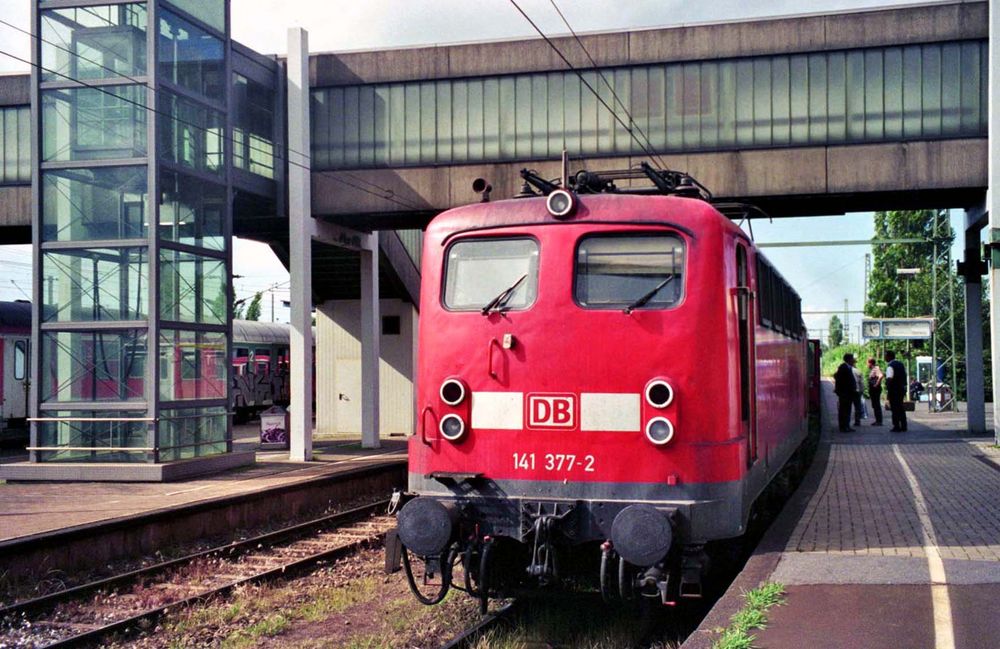 141 377- 2 in Emden (Ostfriesland) mit einem RB nach Osnabrück