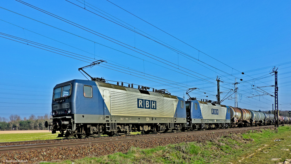 143 124-6 (124) und 143 191-5 (104) der RBH mit einem Kesselzug