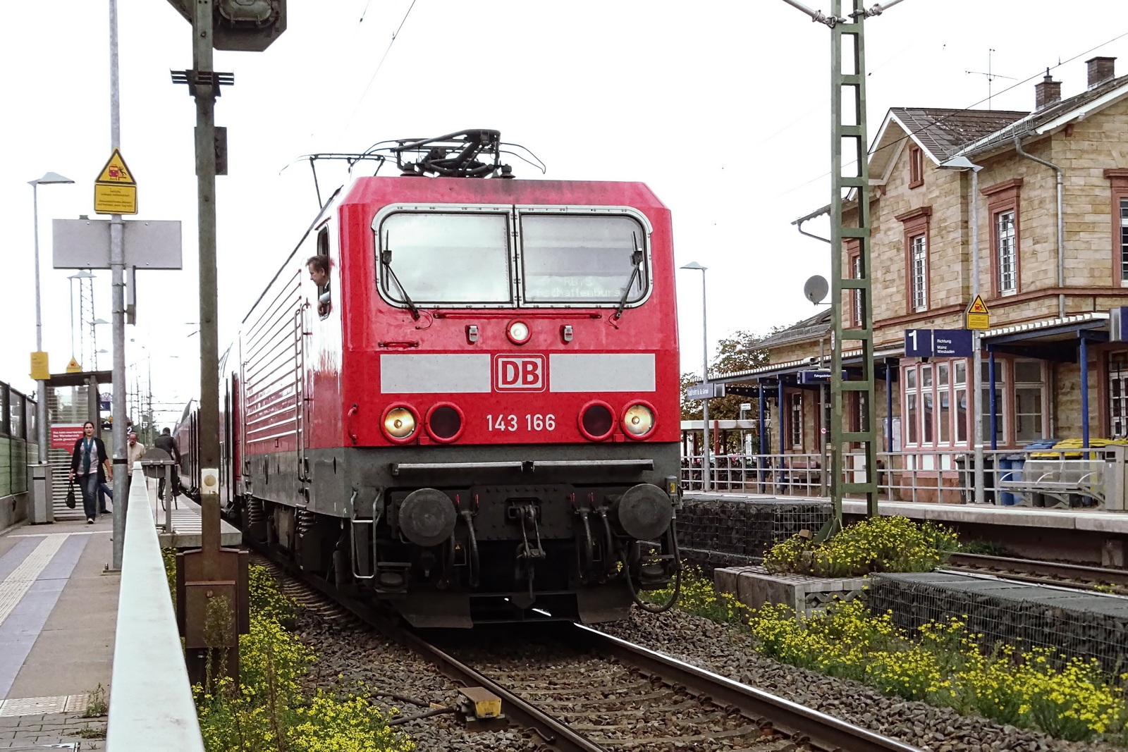 143 166 RB75 - DB - Warten auf Weiterfahrt in Richtung Aschaffenburg